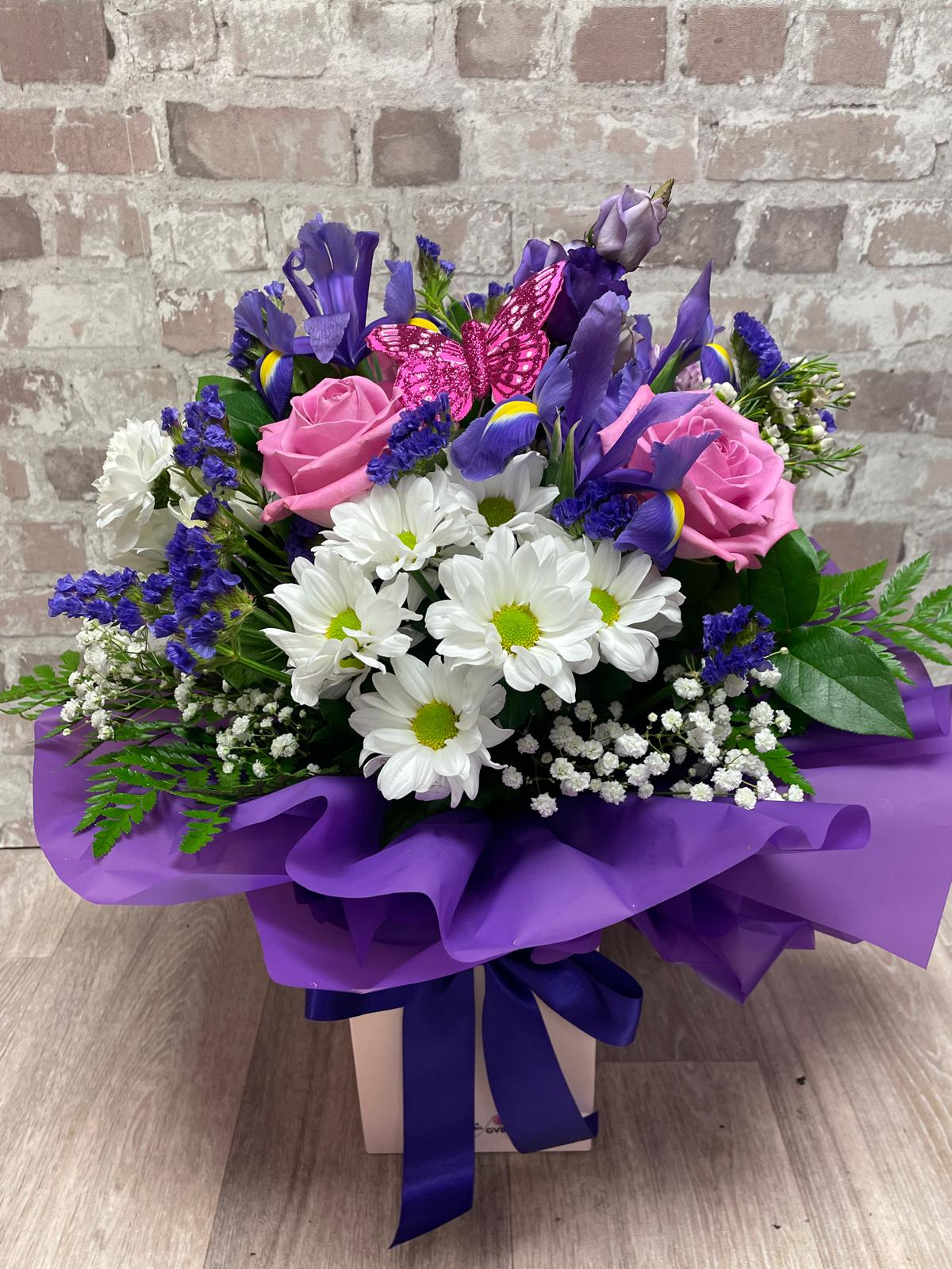 ROYAL ROMANCE COMPACT HANDTIED