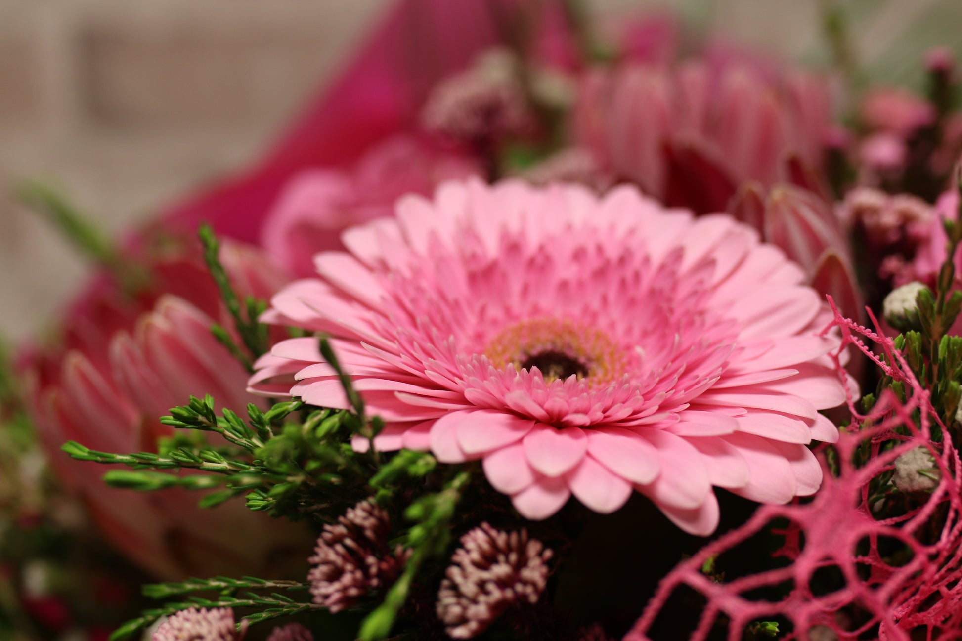 Pink Luxe – Hand-Tied Bouquet in Bold Wrap