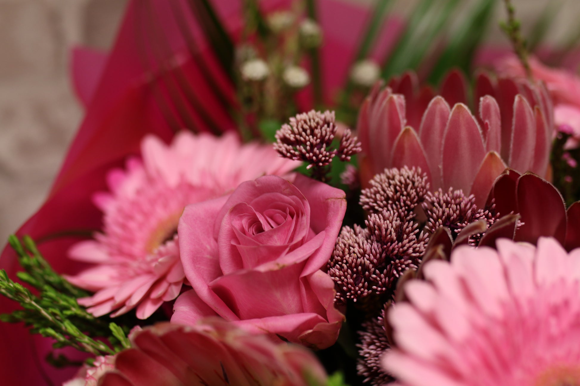 Pink Luxe – Hand-Tied Bouquet in Bold Wrap