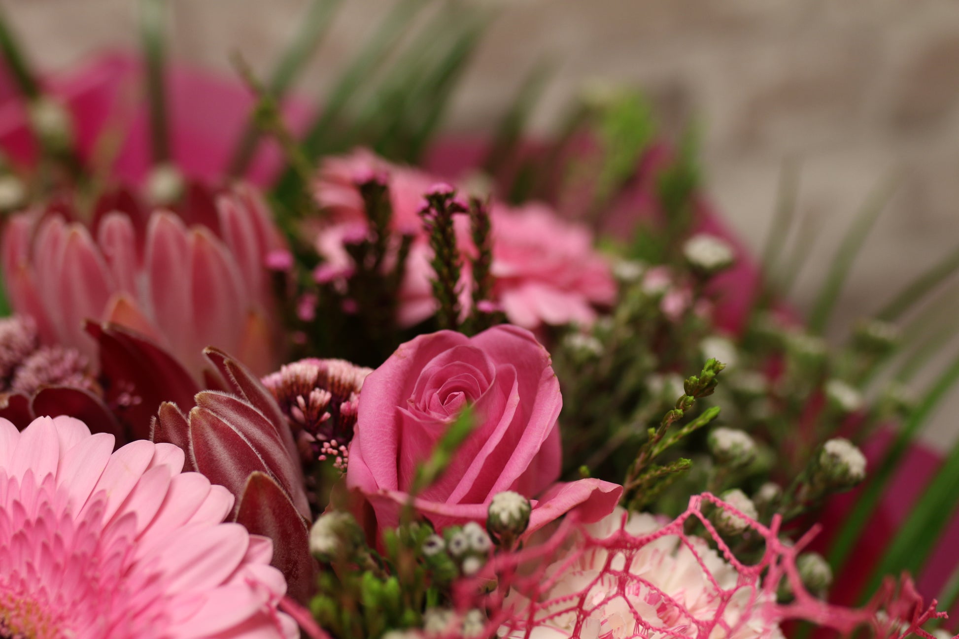 Pink Luxe – Hand-Tied Bouquet in Bold Wrap